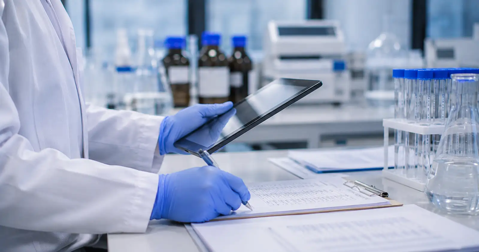 Laboratório Próprio ou Terceirizado: Como Decidir