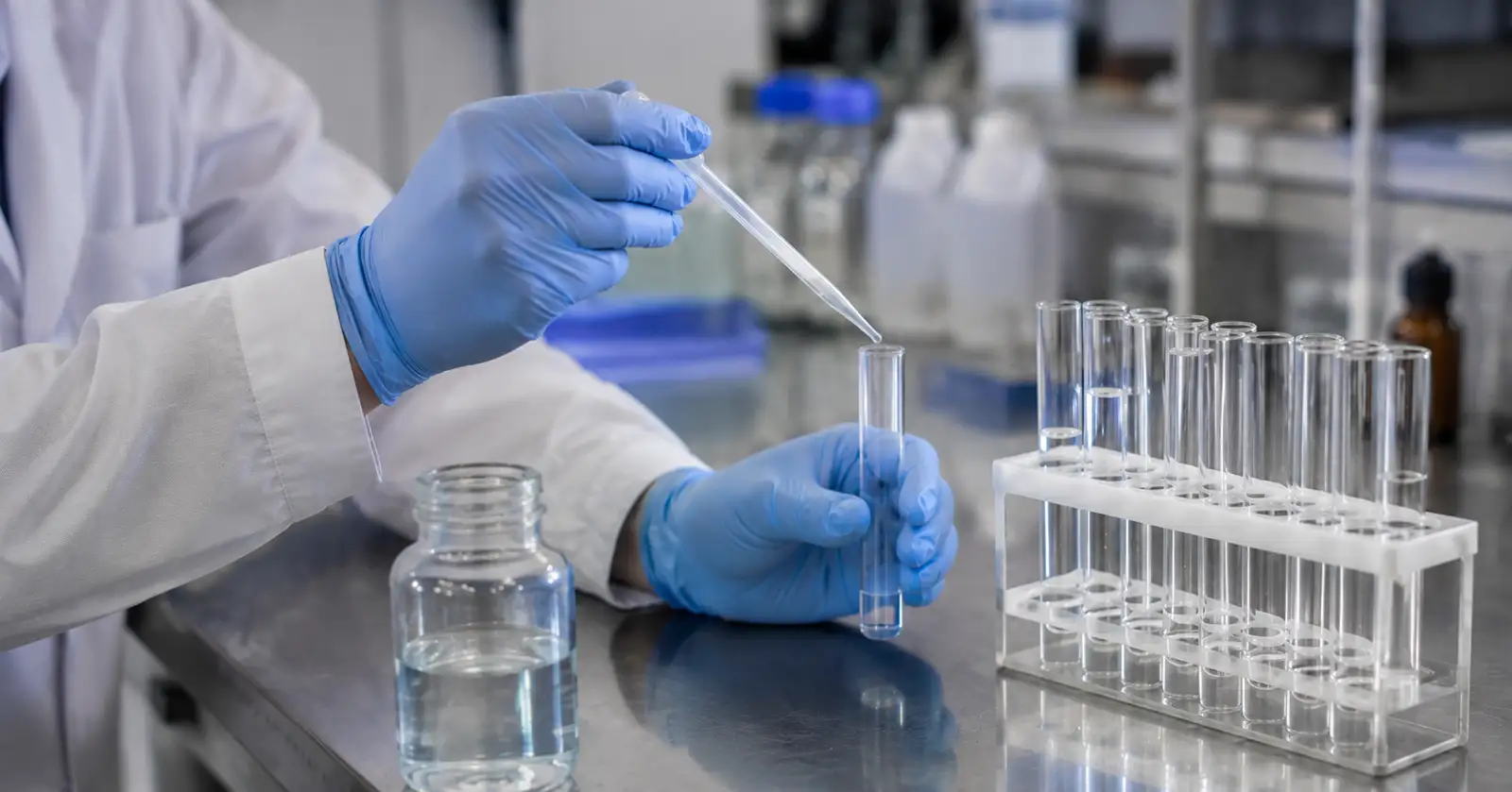 Profissional de laboratório preparando amostra de água para análise